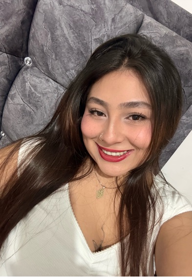 Bri from Colombia, ready for a 1v1 video chat on Chamet